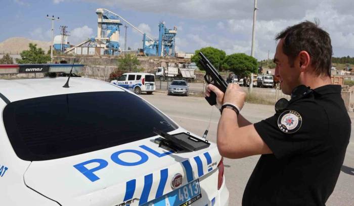 “Tabanca Yok” Dedi, Kurusıkı Tabanca Çıktı