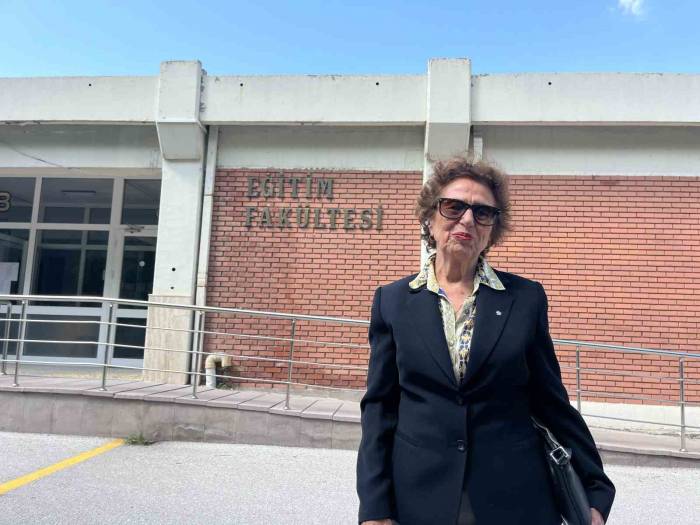 81 Yaşındaki Üniversite Öğrencisinin Azmi Gençlere Taş Çıkarıyor