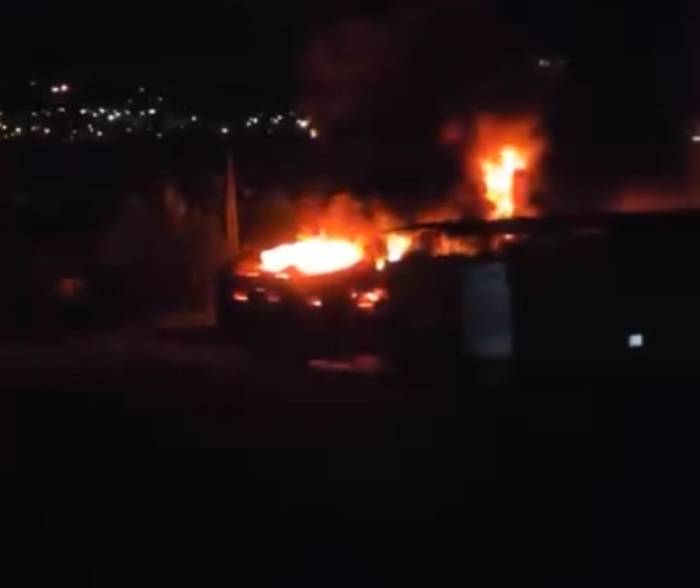 Diyarbakır’da Yıldırım Düşen İnşaat Malzemeleri Deposu Küle Döndü