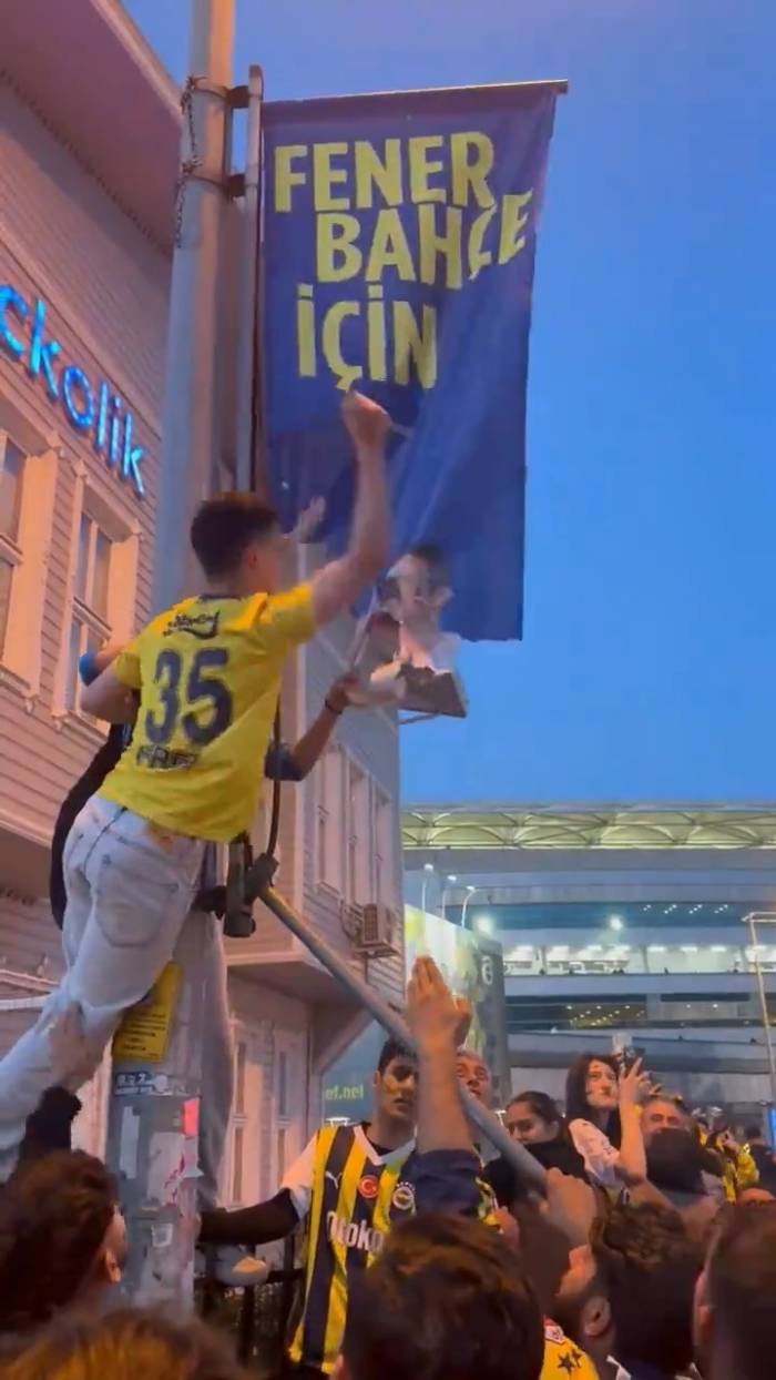 Fenerbahçe Taraftarlarından Ali Koç’un Afişlerine Saldırı