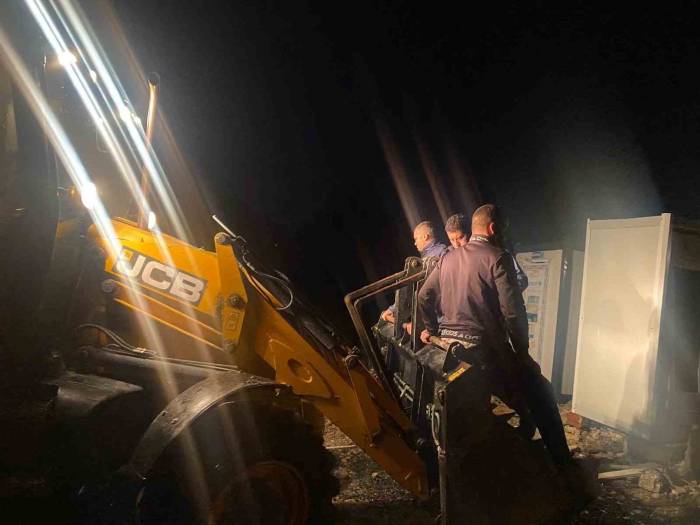 Yağışla Birlikte Mahsur Kalan 70 Vatandaşı Ekipler Kurtardı