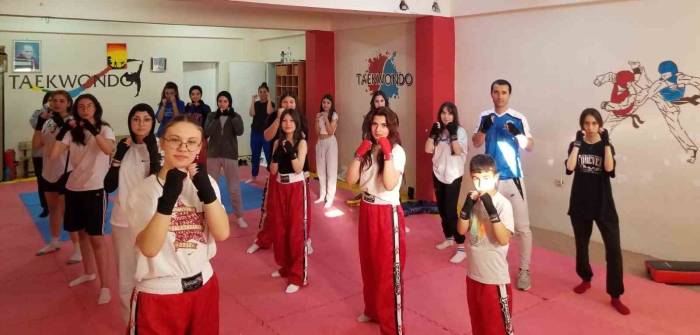 Sungurlu’da Kick Boks Şampiyonları Yetiştiriliyor