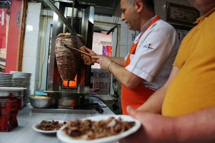 2 Asırdır Aynı Usulle Döner Kesen Ustalardan Büyük İddia: “Döner Kastamonu’nun”