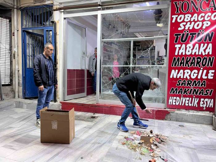 Küçükçekmece’de Bir İş Yerine Ses Bombası Atıldı: 2 Yaralı