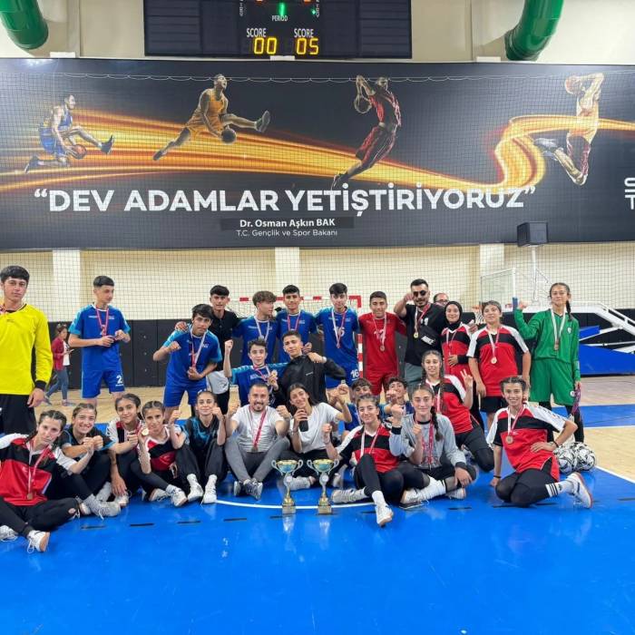 Futsal İl Birinciliği Turnuvasında Mazıdağı Anadolu Lisesi 2 Kategoride Şampiyon Oldu