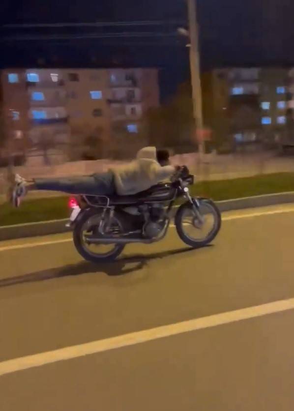 Motosikletle Akrobatik Hareketler Yapan Kişiler, Kendilerini Takip Eden Polisleri De Çekerek Sosyal Medyadan Paylaştılar