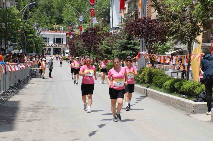Hakkari’de Postacılar Yarıştı