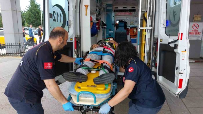 Pikniğe Giden Ailenin Patpatı Şarampole Yuvarlandı: 3 Yaralı