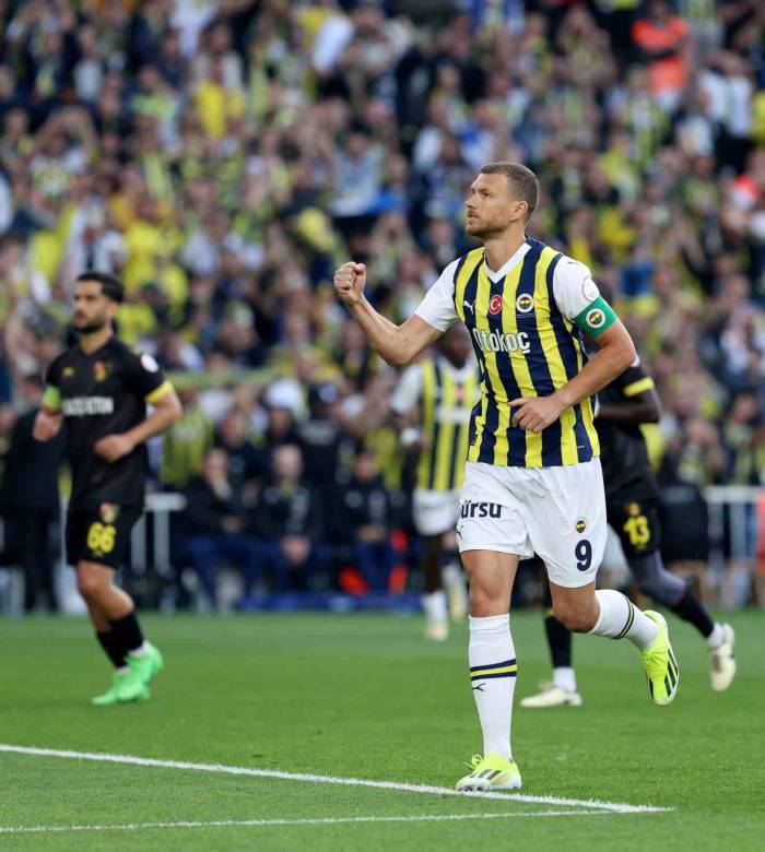 Trendyol Süper Lig: Fenerbahçe: 3 - İstanbulspor: 0 (İlk Yarı)