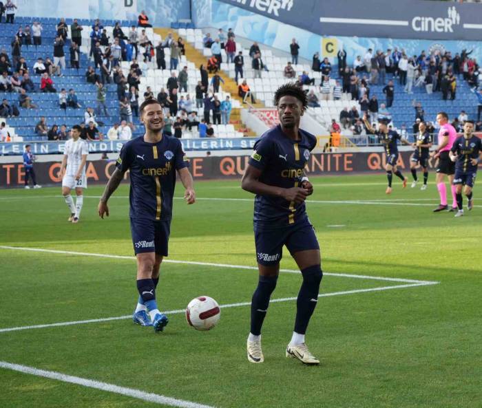 Trendyol Süper Lig: Kasımpaşa: 1 - Beşiktaş: 0 (İlk Yarı)