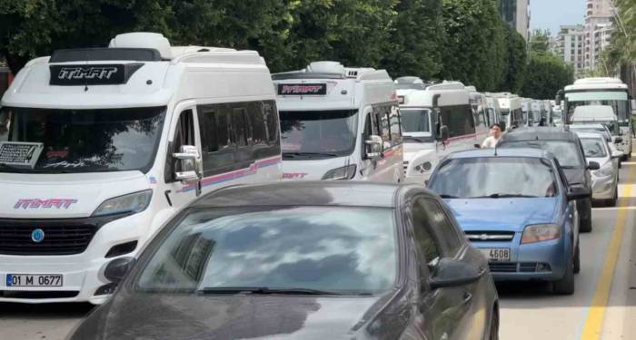 Adana’da Güzergahı Başka Kooperatifle Paylaştırılan Dolmuşçular Kontak Kapattı