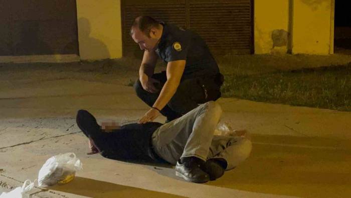 Alkol Komasına Girip Kaldırıma Başını Çarptı, Yardıma Gelenlerden Sigara İstedi