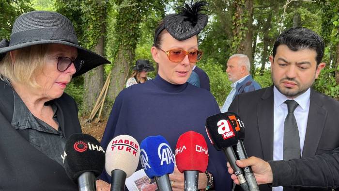 Berzeg Aliesi, Korhan Berzeg’e Toprak Atarak Veda Etti