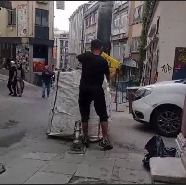 Fatih’te Kağıt Toplayıcısının Hilesi Kamerada: Ağır Gelsin Diye Kovayla Su Döktüler