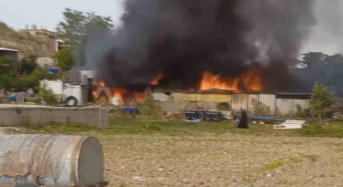 Depremzede Vatandaşların Yaşadığı 6 Konteyner Ve Baraka Alevlere Teslim Oldu