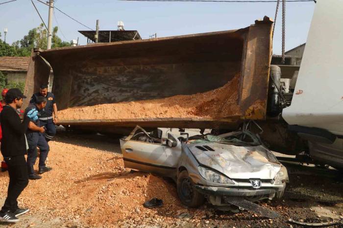 Hafriyat Kamyonunun Altında Ezilerek Hurda Yığını Haline Gelen Araçtan Sağ Kurtulmayı Başardı