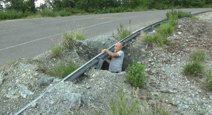 Çökmeyle Birlikte Ortaya Çıkan Devasa Çukur Merak Uyandırdı