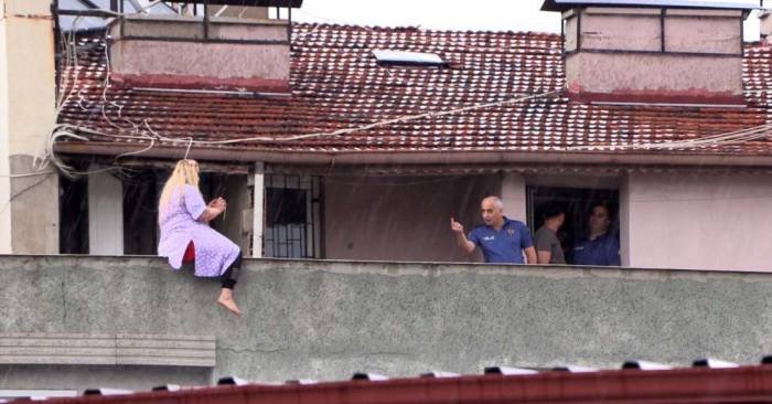 İntihara Teşebbüs Eden Kadını Ekipler İkna Etti