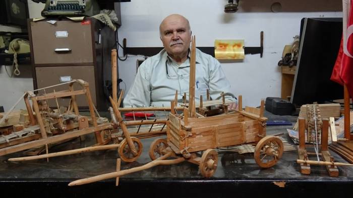 40 Yıllık Kasap, Çocukların Özlemlerini Gidermek İçin Yaptığı Ahşap Oyuncakları Dükkanında Sergiliyor