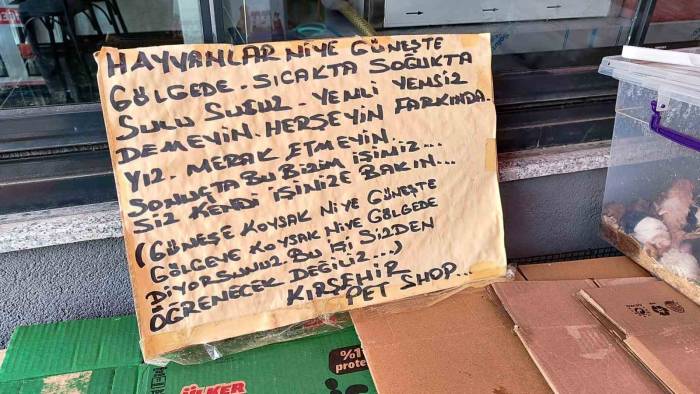 İşine Karışanlara Sinirlenen Esnaf, Çareyi Pankart Asmakta Buldu