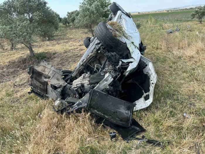 Zeytin Bahçesine Devrilen Otomobildeki 5 Kişi Yaralandı