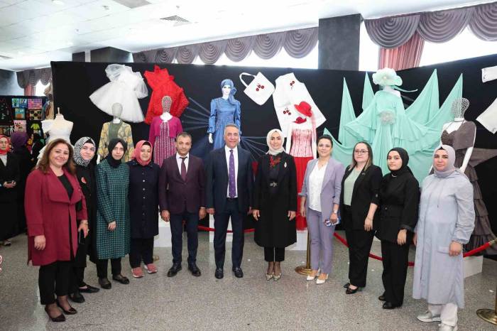 Sultangazi Sanat Ve Mesleki Eğitim Kurs Merkezleri’nde Kadınların Yaptığı El Emeği Ürünler Sergilendi