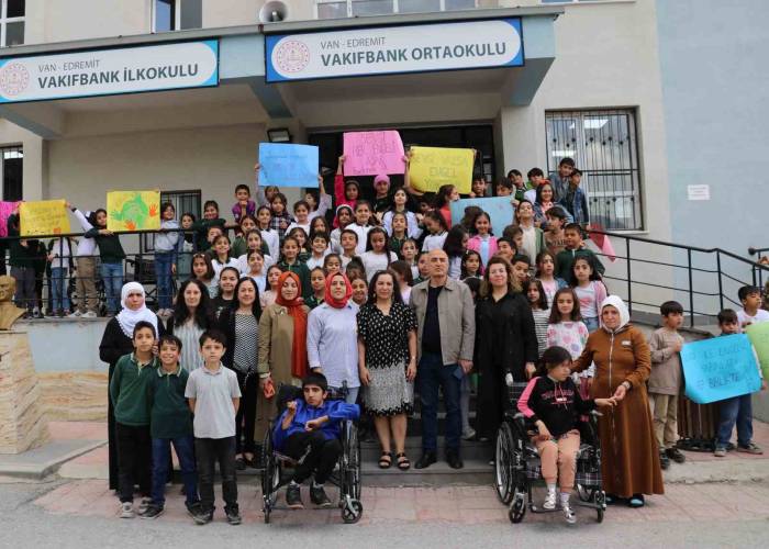 Minik Öğrencilerden Engellilere Yardım Eli