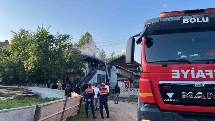 İki Katlı Evin Üst Katı Alev Alev Yandı