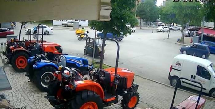 Otomobille Çarpışan Motosikletli Kurye Yaralandı