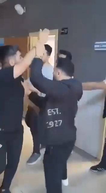 Veli Öğrenci Dolu Sınıfı Bastı: O Anlar Kamerada