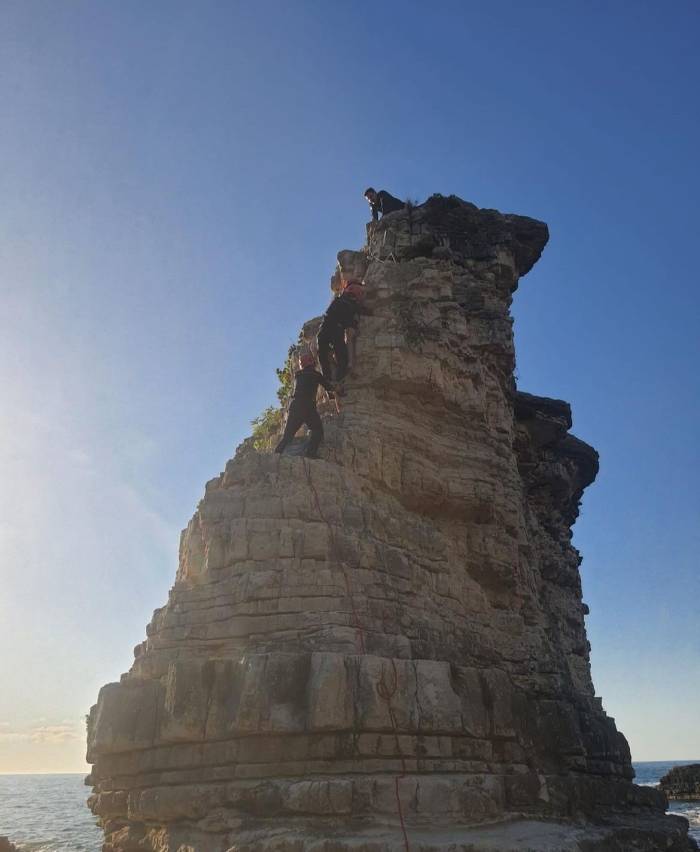 Denize Atlamak İçin Tırmandıkları Falezde Mahsur Kalan 2 Kişiyi İtfaiye Kurtardı