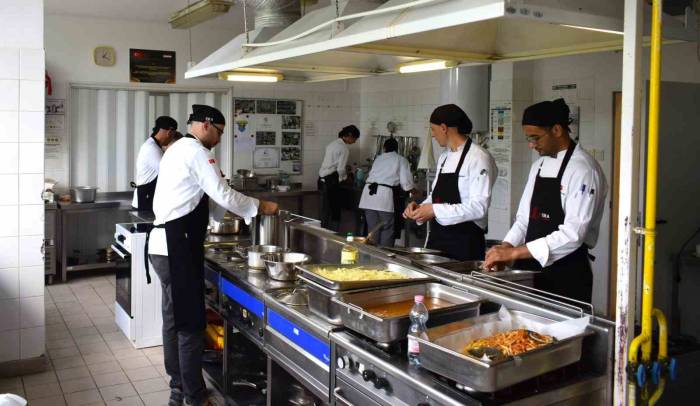 Tika Macaristan’daki Meslek Okulunun Mutfağını Yeniledi