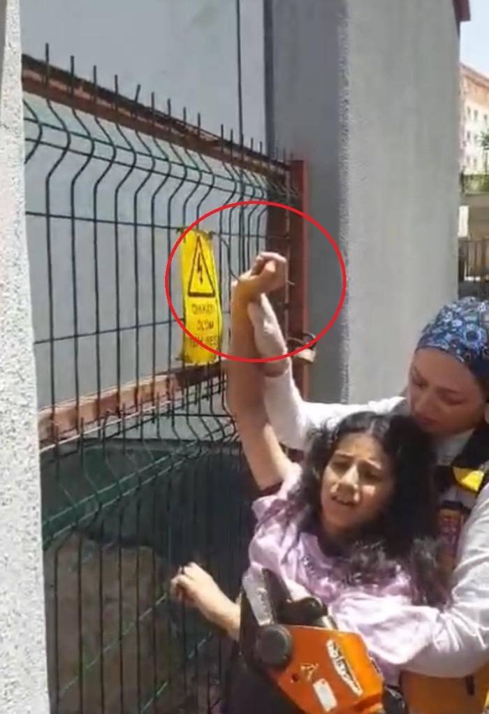 Okulda Eline Demir Korkuluk Saplanan Çocuk Kurtarıldı