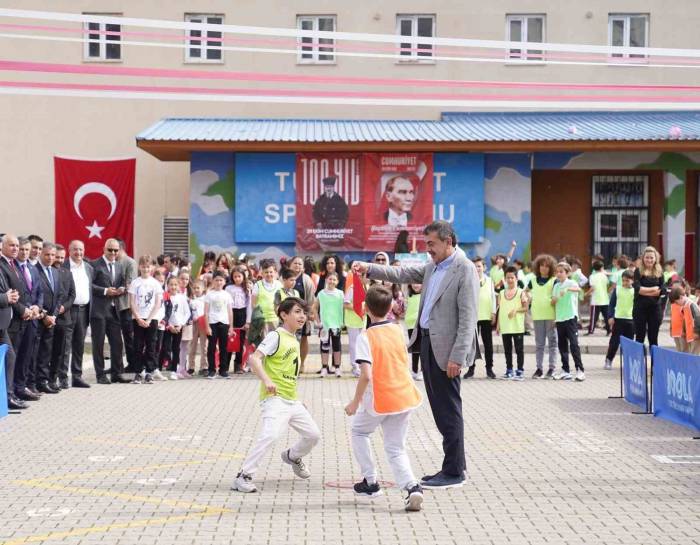 Bakan Tekin, ’dünya Oyun Oynama Günü’nde Öğrencilerle Oyun Oynadı