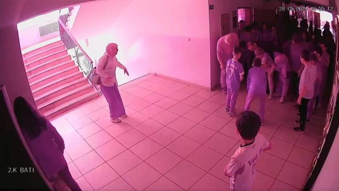 Okul Müdürü Heimlich Manevrasıyla Öğrencinin Hayatını Kurtardı: O Anlar Kamerada