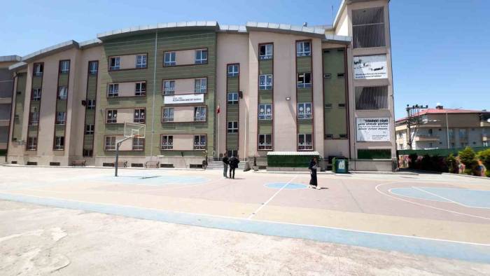 Kızıyla Kavga Eden 1. Sınıf Öğrencisini Bulmak İçin Sınıf Bastı