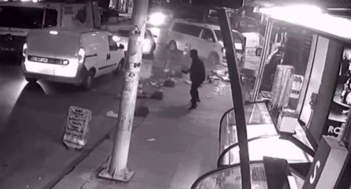 Sultangazi’de Alkollü Sürücü Markete Daldı, Bir Kişi Ölümden Döndü: O Anlar Kamerada