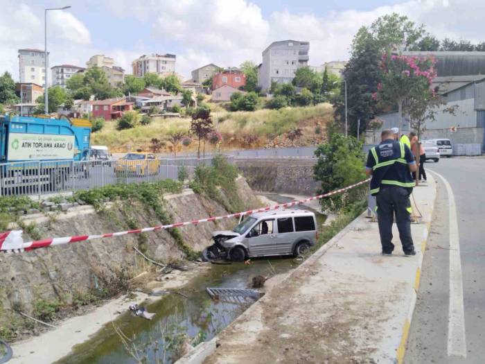 Pendik’te Direksiyon Hakimiyetini Kaybeden Sürücü Su Kanalına Uçtu: 1 Yaralı