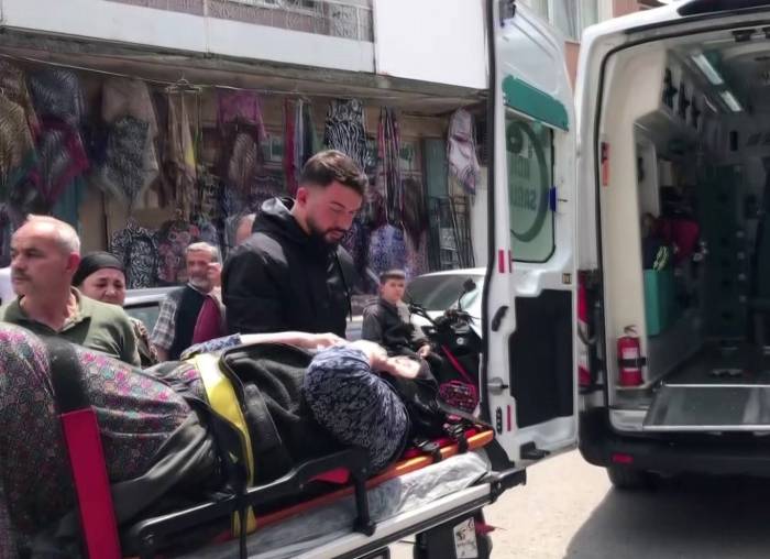 Yolun Karşısına Geçmek İsteyen Yaşlı Kadına Hafif Ticari Araç Çarptı