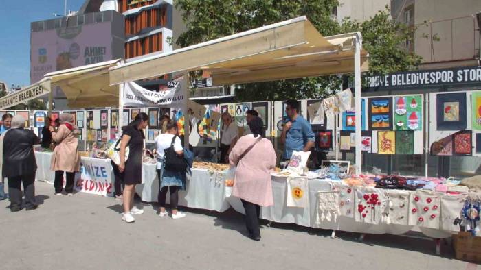 Özel Gençlerin Geleneksel El Sanatları Ve Resim Sergisi İlgi Gördü