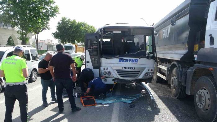 Üç Aracın Karıştığı Kazada 1 Kişi Yaralandı