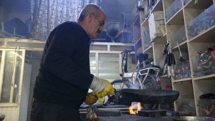 Van’da Unutulmaya Yüz Tutmuş Kalaycılık Mesleğinin Son Temsilcisi