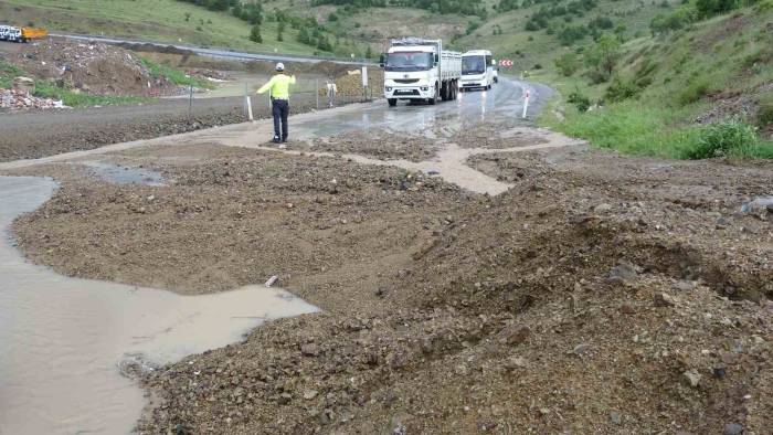 Yozgat’ta Şiddetli Yağış Toprak Kaymasına Neden Oldu, Trafikte Aksamalar Yaşandı