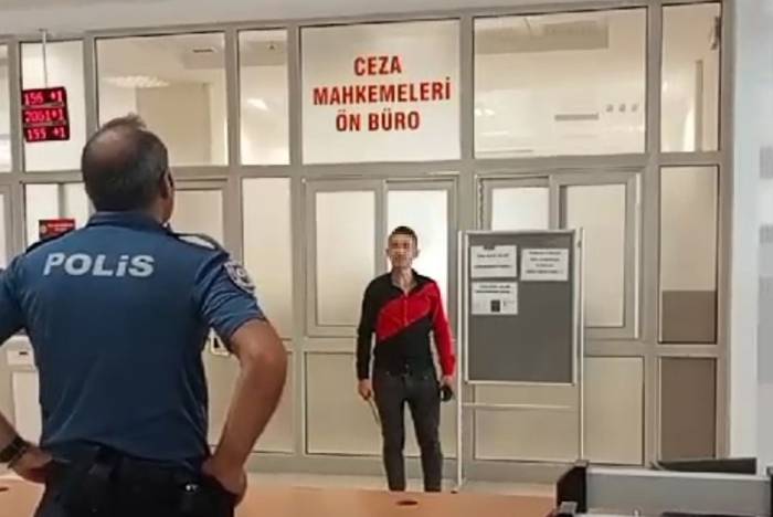 Mehdi Olduğunu Öne Süren Şahıs Adliyede Bıçaklı Eylem Yaptı