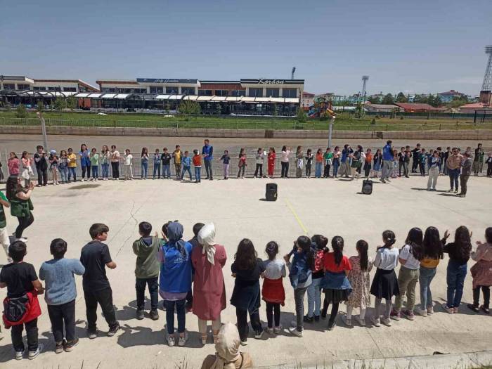 Ağrı’da Geleneksel Çocuk Oyunları Şenliği İle Unutulan Oyunlar Canlandı