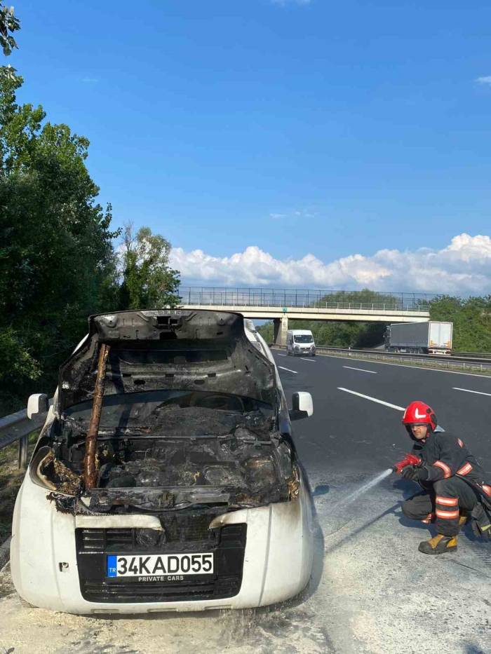 Otoyolda Alev Alan Hafif Ticari Araç İtfaiyenin Müdahalesiyle Söndürüldü