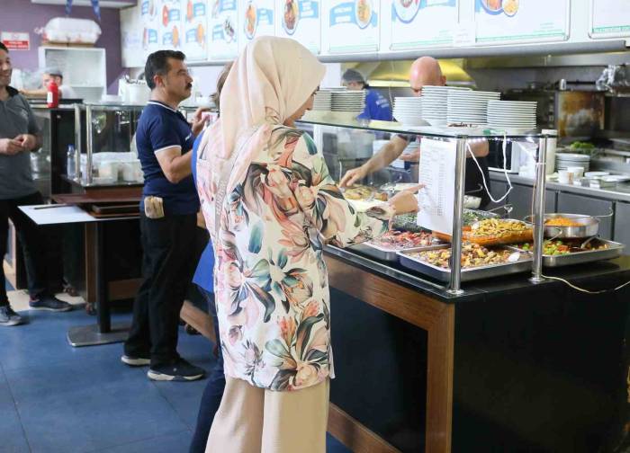 Büyükşehir Belediyesi Uygun Fiyatlı Ve Kaliteli Ürünleri Vatandaşlarla Buluşturuyor