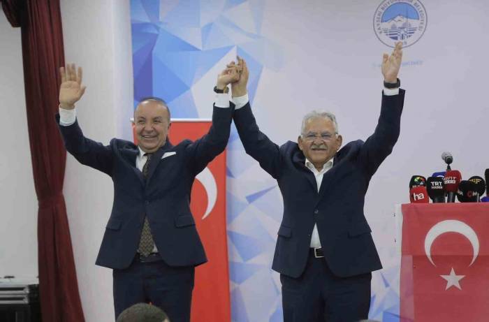 Bakan Özhaseki: "İki Memduh Birlikte El Ele Verirler, Sizlere Hizmet Ederler"