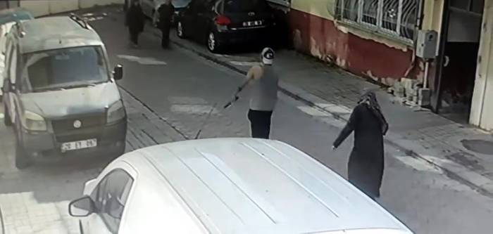 Önce Dayısının Evine, Sonra Araçlar Ve Yoldan Geçenlere Satırla Saldırdı