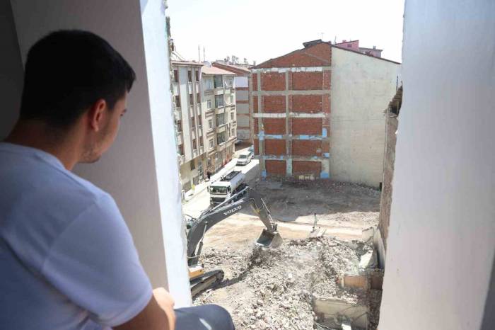 Yıkım Çalışmasında Ortaya Çıktı, 35 Yıldır İki Bina Tek Duvarı Kullanmış